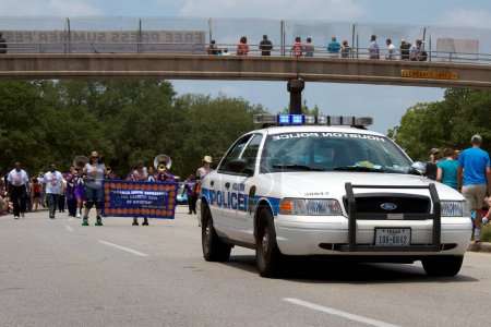 Téléchargez les photos : Voiture de police et les gens à 2011 Art Car Parade, festival de rue à Houston - en image libre de droit