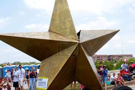 Téléchargez les photos : 2011 Art Car Parade, festival de rue à Houston, étoile dorée - en image libre de droit