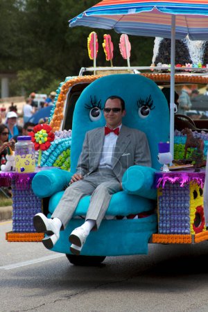 Téléchargez les photos : Homme en fauteuil bleu, Art Car Parade 2011, festival de rue à Houston - en image libre de droit