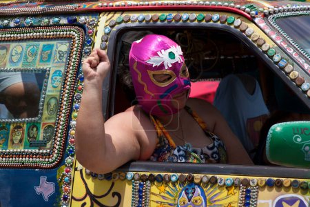 Téléchargez les photos : Homme en masque rose dans la voiture, 2011 Art Car Parade, festival de rue à Houston - en image libre de droit