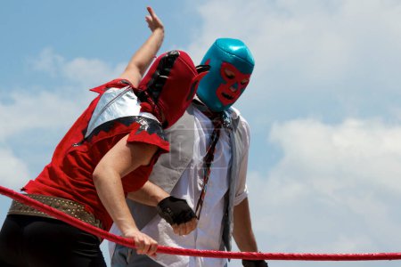 Téléchargez les photos : Deux hommes masqués au défilé Art Car 2011, festival de rue à Houston - en image libre de droit