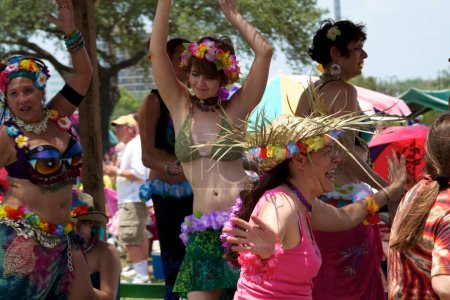 Foto de Mujeres bailando en 2011 Art Car Parade, festival callejero en Houston - Imagen libre de derechos
