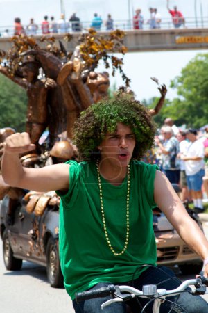 Téléchargez les photos : 2011 Art Car Parade, festival de rue à Houston, homme en chemise verte et cheveux bouclés - en image libre de droit
