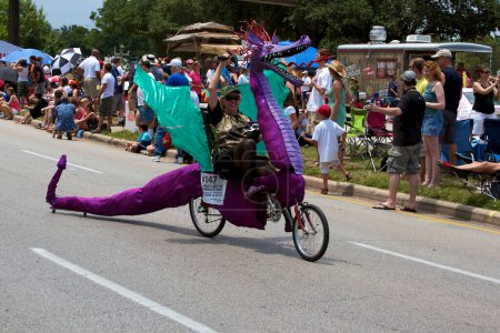 Téléchargez les photos : 2011 Art Car Parade, festival de rue à Houston, homme conduite dragon vélo - en image libre de droit
