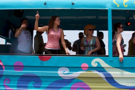 Téléchargez les photos : Personnes en bus au Art Car Parade 2011, festival de rue à Houston - en image libre de droit
