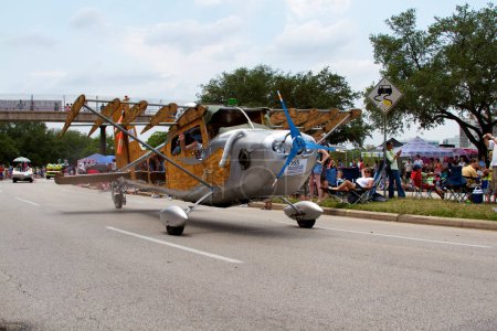 Téléchargez les photos : Avion ou route au Art Car Parade 2011, festival de rue à Houston - en image libre de droit
