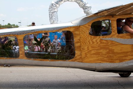 Téléchargez les photos : 2011 Art Car Parade, festival de rue à Houston, avion avec des gens sur fond - en image libre de droit
