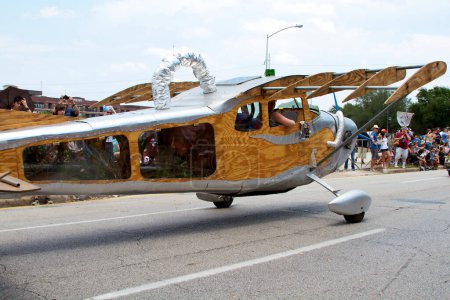 Téléchargez les photos : 2011 Art Car Parade, festival de rue à Houston, avion jaune - en image libre de droit