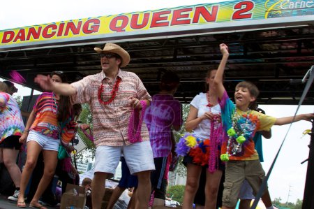 Foto de Bailando gente en 2011 Art Car Parade, festival callejero en Houston - Imagen libre de derechos