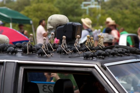 Téléchargez les photos : Voiture avec crânes. 2011 Art Car Parade, festival de rue à Houston - en image libre de droit