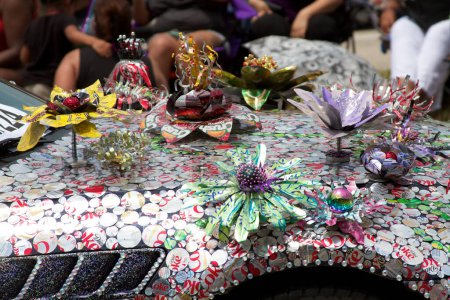 Téléchargez les photos : 2011 Art Car Parade, festival de rue à Houston, toit de voiture décoré de fleurs - en image libre de droit