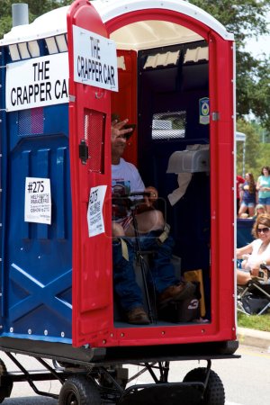 Téléchargez les photos : Homme dans la voiture de toilette, 2011 Art Car Parade, festival de rue à Houston - en image libre de droit