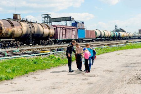 Foto de Niños cerca de ferrocarril en Rusia provincia - Imagen libre de derechos
