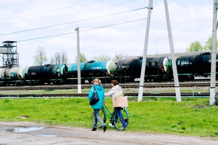 Téléchargez les photos : Femmes près de chemin de fer dans la province russe - en image libre de droit