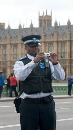 Téléchargez les photos : British policeman in London - en image libre de droit