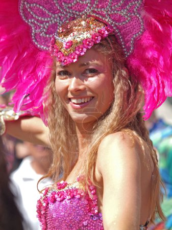 Téléchargez les photos : COPENHAGUE - 26 MAI : Les participants au 30ème défilé annuel du Carnaval de Copenhague de costumes fantastiques, de danses de samba et de styles latins commencent le 26 mai 2012 à Copenhague, Danemark. - en image libre de droit