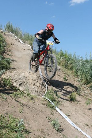 Foto de Hombre en bicicleta de montaña, la competencia por el concepto de descenso - Imagen libre de derechos