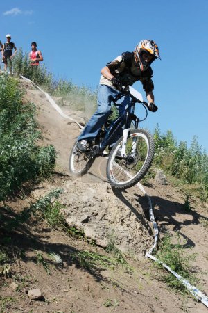 Foto de Competition for downhill. Man riding a bike - Imagen libre de derechos