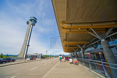 Téléchargez les photos : Personnes à Oslo aéroport - en image libre de droit
