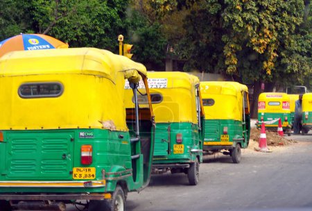 Téléchargez les photos : Ligne de pousse-pousse automatique, Inde - en image libre de droit