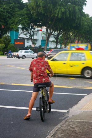 Téléchargez les photos : Cyclist at busy road junction - en image libre de droit