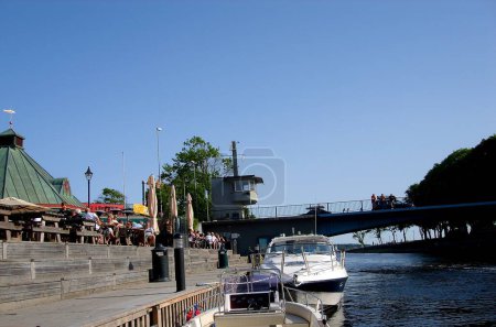 Téléchargez les photos : Scandinavian Lifestyle - restaurant en plein air au bord de la mer - en image libre de droit