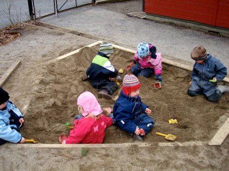Téléchargez les photos : Style de vie scandinave - les enfants jouent avec le sable - en image libre de droit