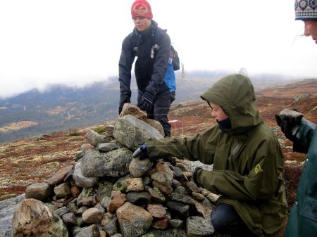 Téléchargez les photos : Style de vie scandinave - randonnée à la montagne - en image libre de droit