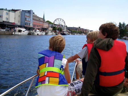 Téléchargez les photos : Style de vie scandinave - passez par la ville en bateau - en image libre de droit