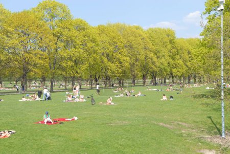 Téléchargez les photos : Style de vie scandinave - loisirs dans le parc - en image libre de droit