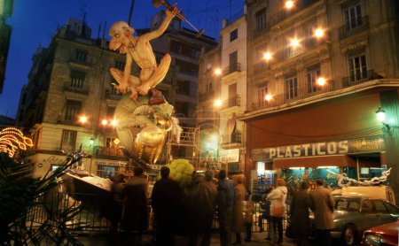 Téléchargez les photos : La fête du feu. Las Fallas dans les rues de la ville de Valencia. Espagne - en image libre de droit