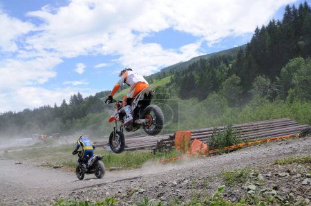 Foto de Corredor en moto. concepto de deportes extremos - Imagen libre de derechos