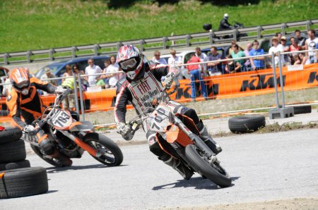 Téléchargez les photos : Male Racers at Supermoto race, daytime view - en image libre de droit