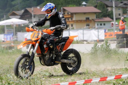 Foto de Corredor en moto. concepto de deportes extremos - Imagen libre de derechos