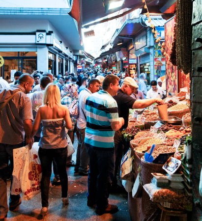 Téléchargez les photos : Market street scene Grand Bazaar - en image libre de droit