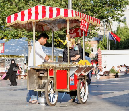 Téléchargez les photos : Fresh roasted sweet vendor Istanbul - en image libre de droit