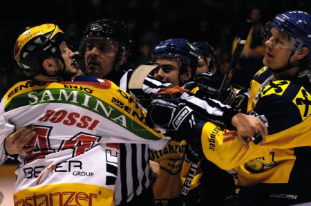Foto de Jugadores durante el partido de hockey sobre hielo, Austria - Imagen libre de derechos