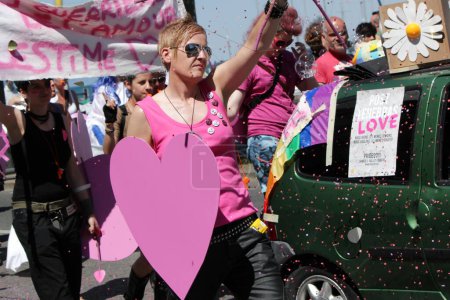 Téléchargez les photos : Femme rose au Gaypride 2011, Genève, Suisse - en image libre de droit