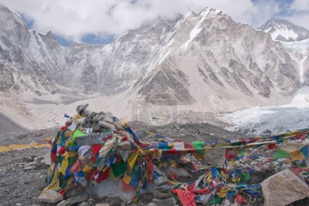 Foto de Banderas de oración en el campamento base del Everest - Imagen libre de derechos
