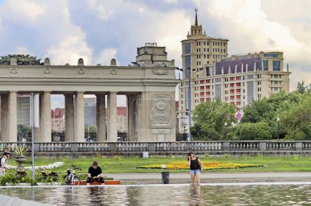 Téléchargez les photos : Moscou, russie - fontaine sur le remblai de la rivière moscou - en image libre de droit