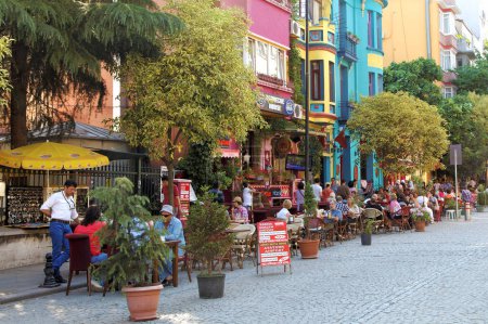 Téléchargez les photos : Restaurants de rue colorés à Istanbul - en image libre de droit