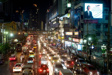 Foto de Bangkok city traffic at night - Imagen libre de derechos
