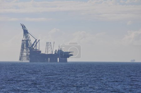 Foto de Plataforma petrolera moderna en el Mar del Norte, Noruega - Imagen libre de derechos
