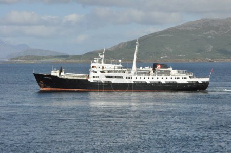 Téléchargez les photos : Ferry Lofoten flottant en mer - en image libre de droit