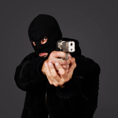 Téléchargez les photos : Killer with gun close up - en image libre de droit