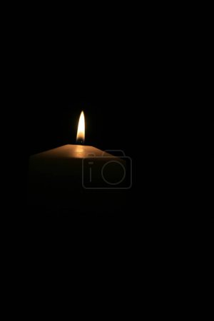 Téléchargez les photos : Bougie allumée, lumière de flamme - en image libre de droit
