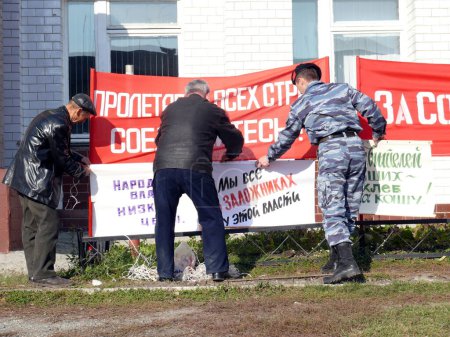 Téléchargez les photos : Les gens installent des bannières communistes - en image libre de droit