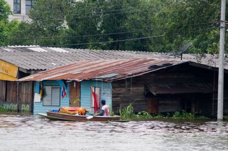 Téléchargez les photos : Inondation de mousson à Bangkok. octobre 2011 - en image libre de droit