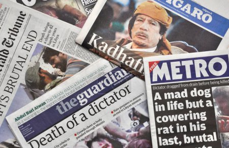 Téléchargez les photos : La mort de Kadhafi dans la presse - en image libre de droit
