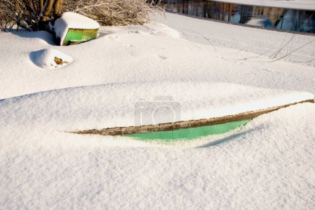 Téléchargez les photos : Fragments de bateaux couverts de neige sortant de la neige - en image libre de droit